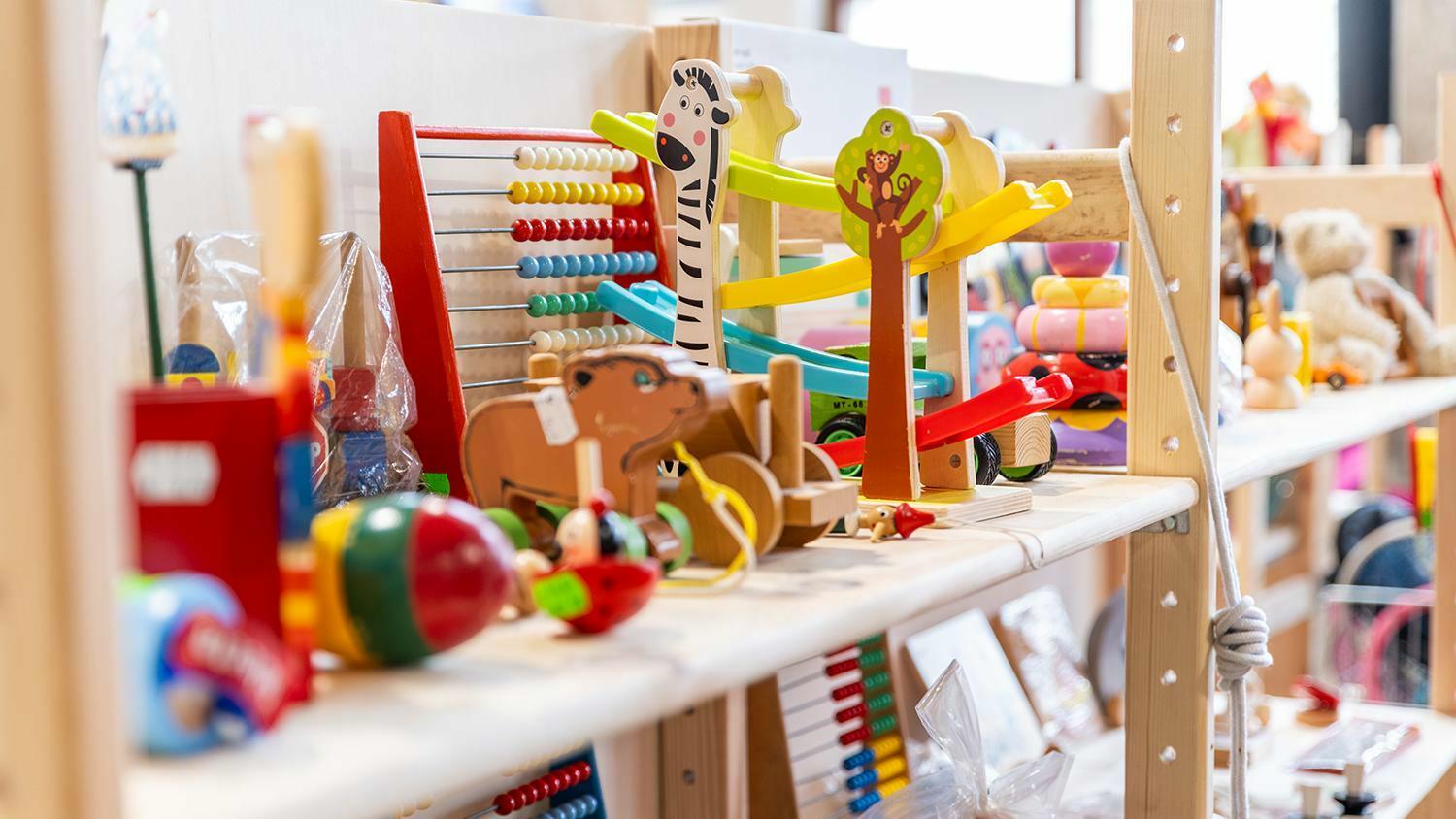 Meer dan de helft van de ouders vindt het prima als Sinterklaas tweedehands cadeaus brengt