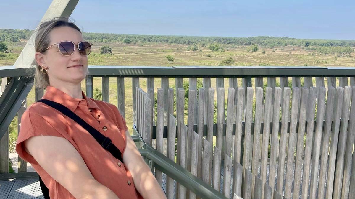 Karen blijft deze zomer thuis – en geniet volop