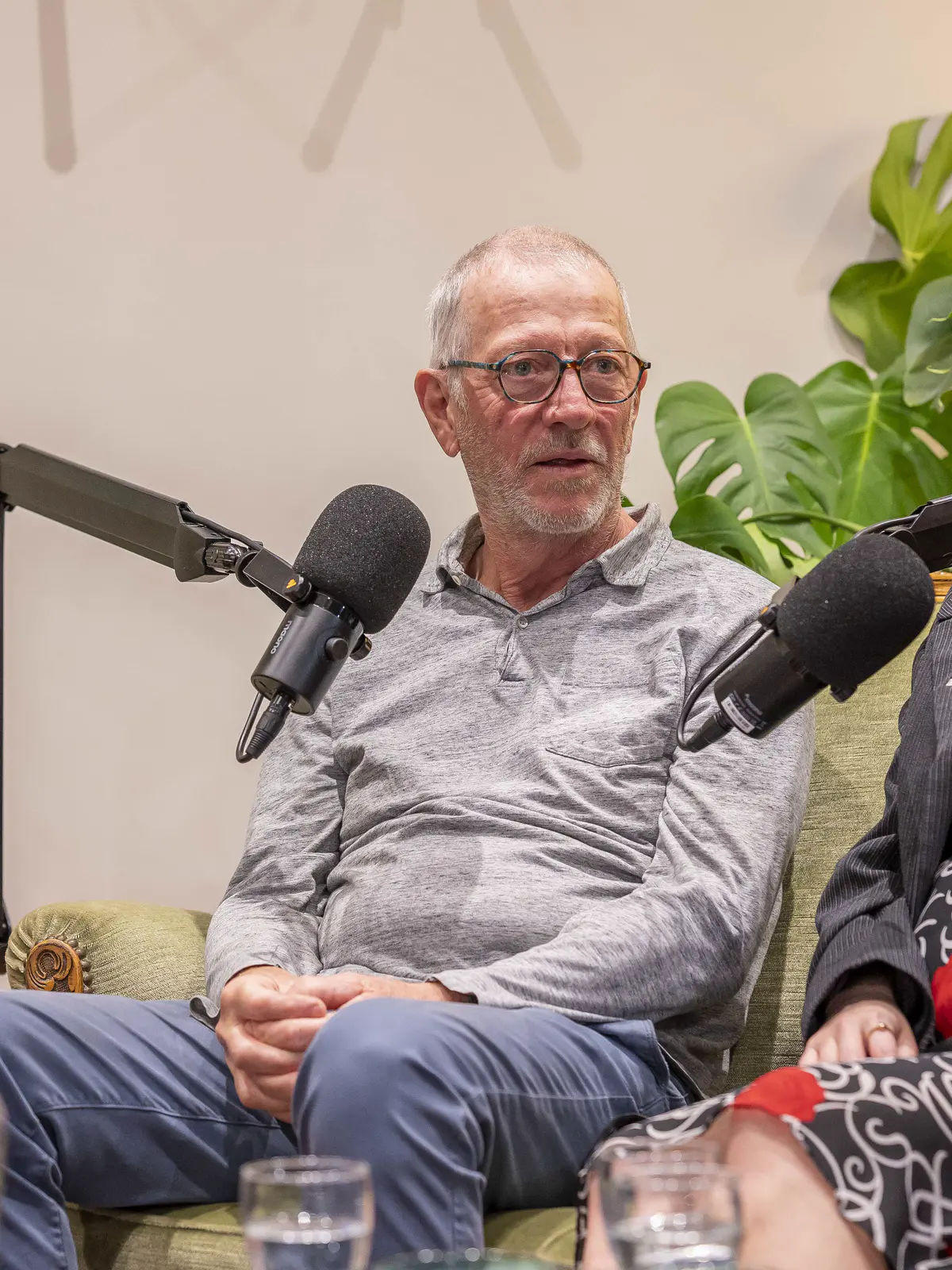 Bert Quintelier in de zetel achter de microfoon op de set van Generatie Kringwinkel.
