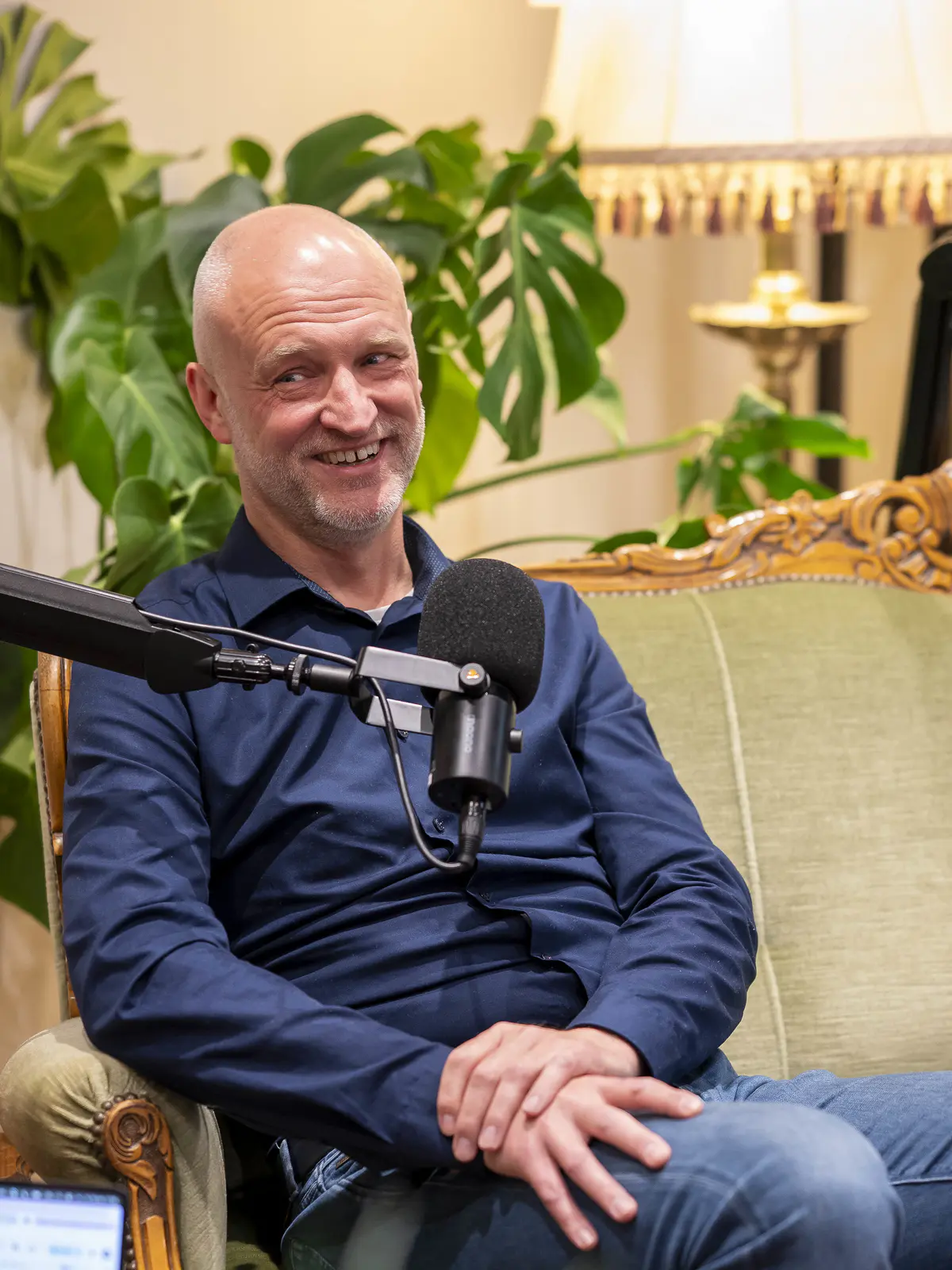 Marcel Brouwer in de zetel achter de microfoon op de set van Generatie Kringwinkel.