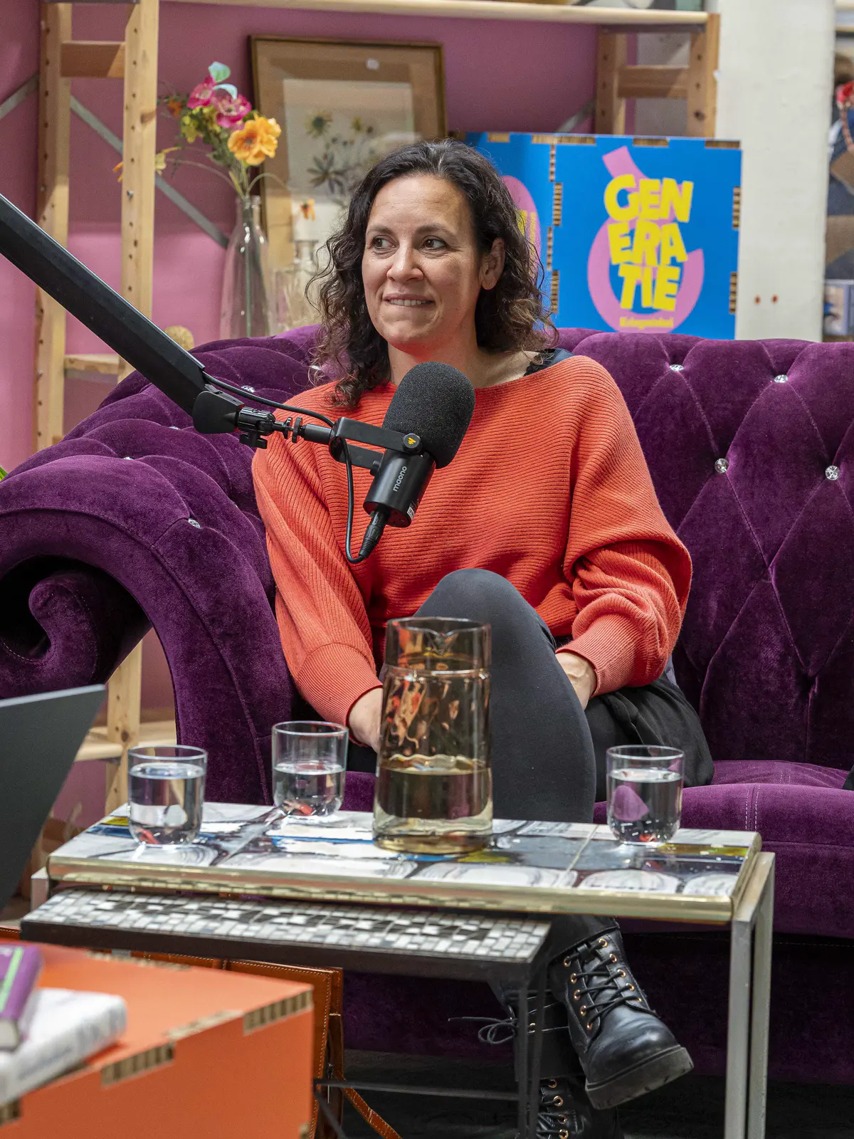 Nele Colle in de paarse zetel op de set van Generatie Kringwinkel.