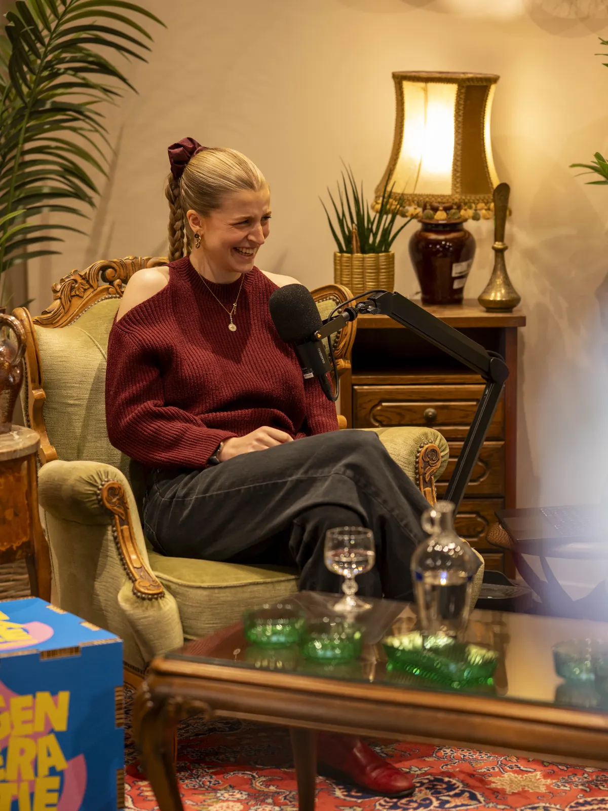 De host van Generatie Kringwinkel in de fauteuil achter de microfoon.