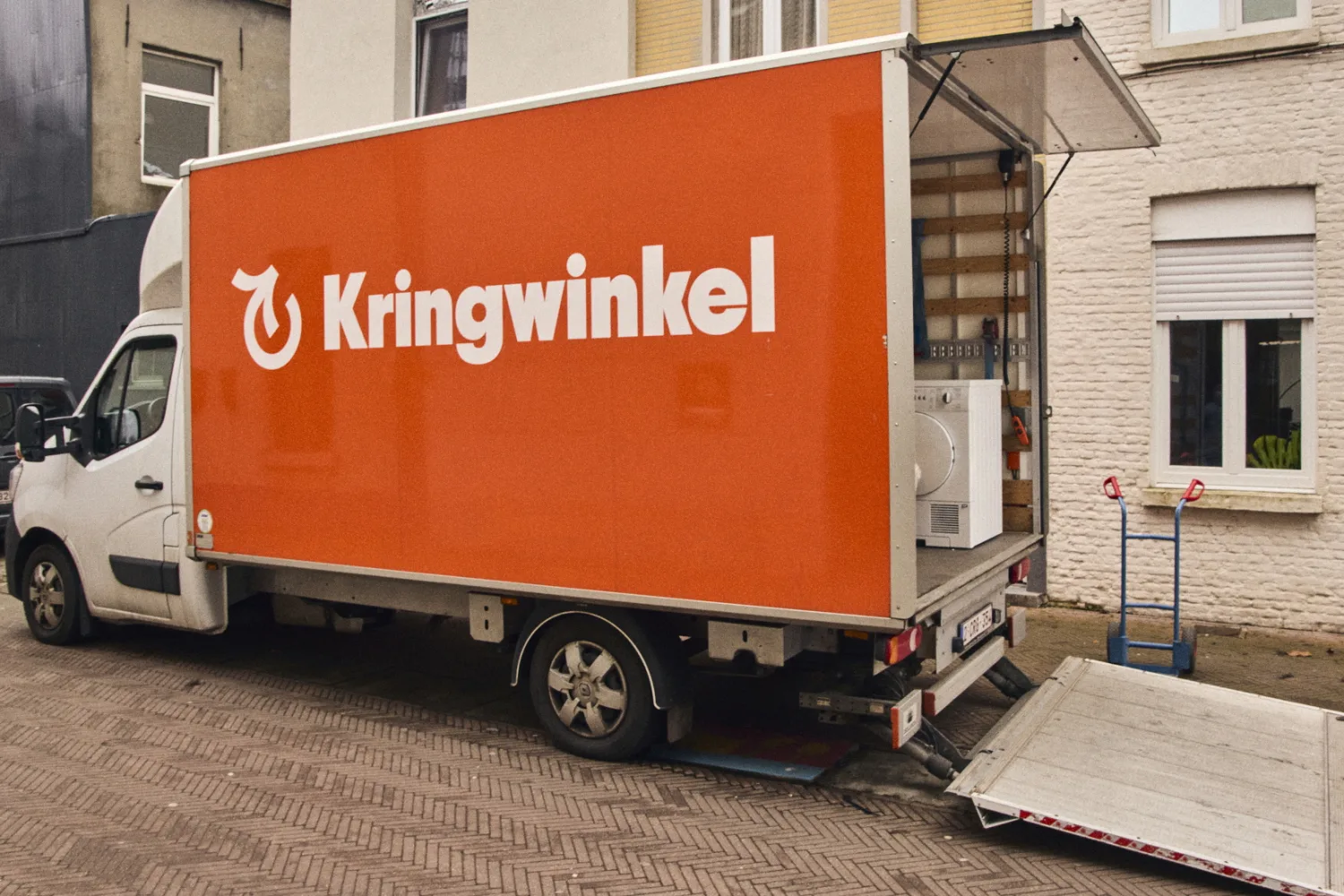 Een camion van Kringwinkel voor de deur