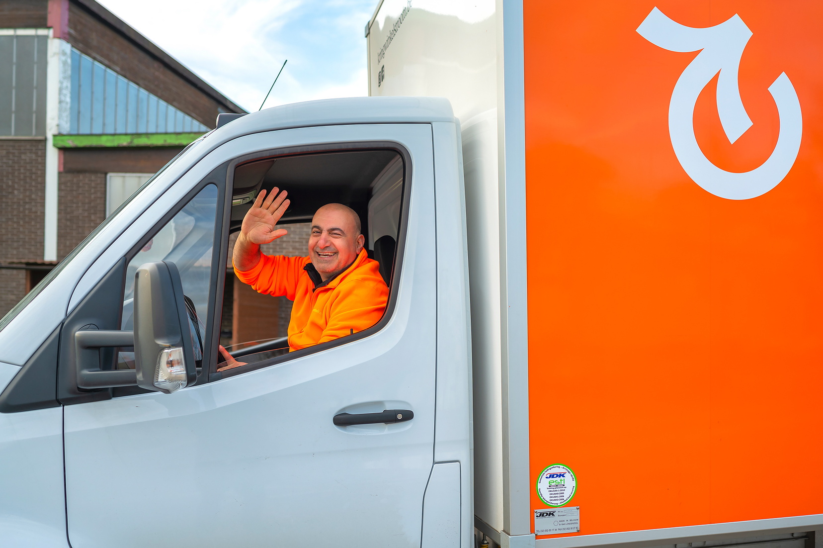 Een medewerker van de Kringwinkel