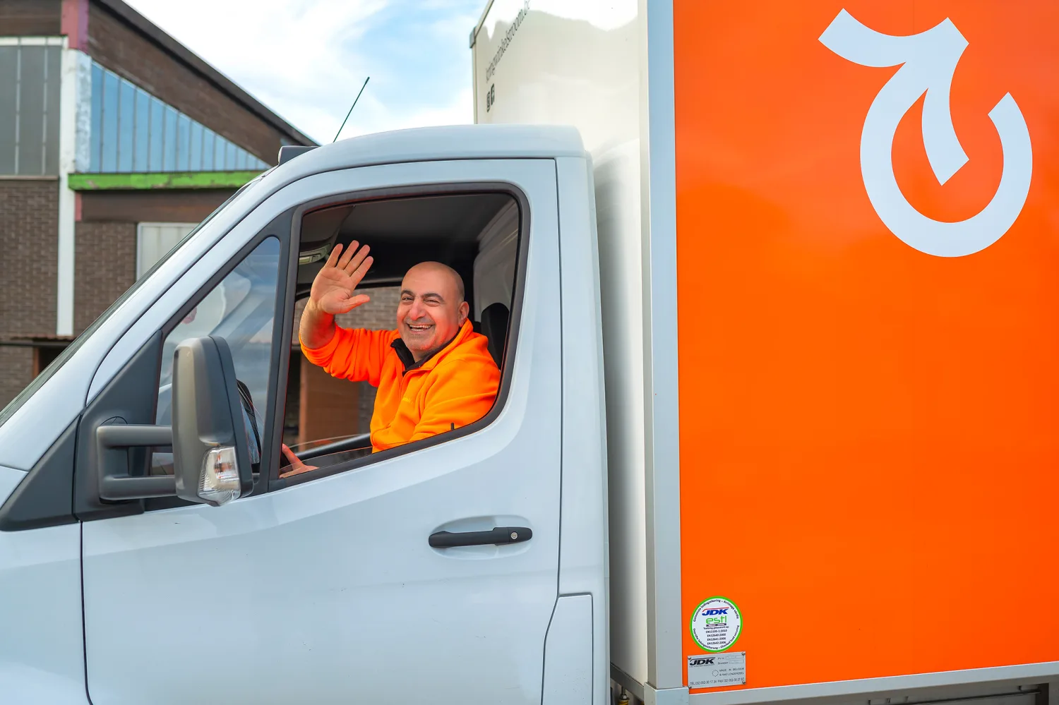 Een medewerker van de Kringwinkel-inboedelservice